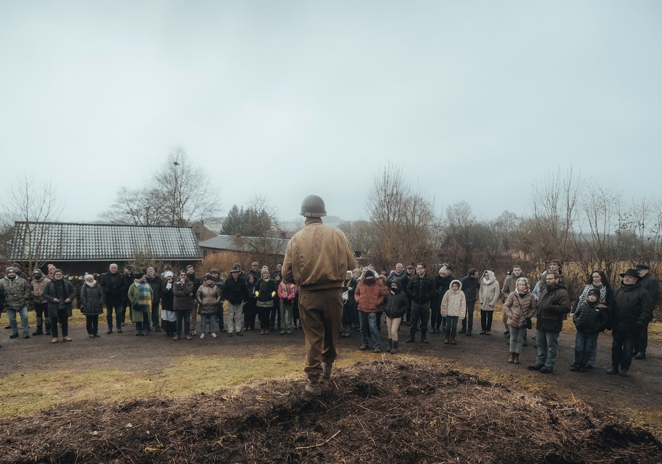 Battlefield Tour à Marcouray — soldat reconstitué s'adressant aux participants dans la brume hivernale des Ardennes