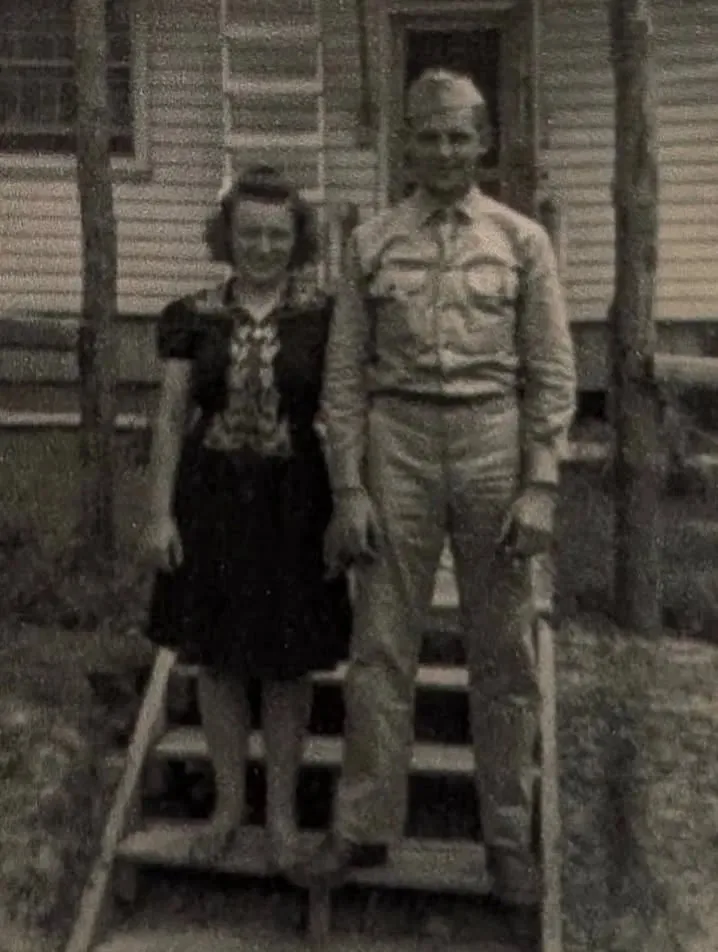 Elma Heitz et Everett Schafer devant un baraquement de Camp Forrest, Tennessee