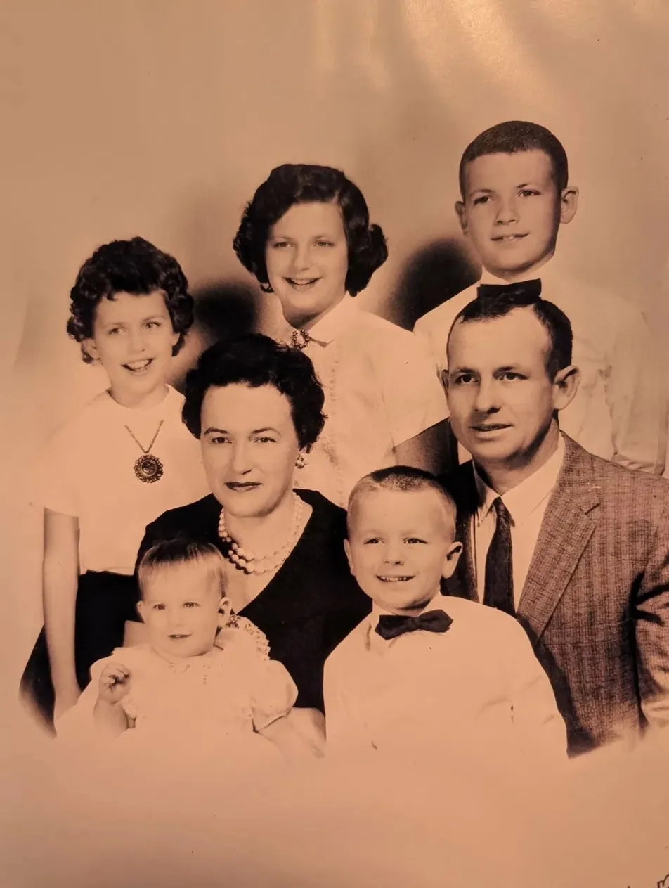 Portrait de famille d’Everett Schafer après la guerre, avec Elma et leurs enfants