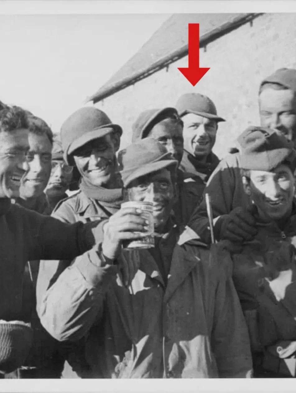 Everett Schafer (désigné par la flèche) parmi les hommes de la Task Force Hogan après l’évasion de Marcouray
