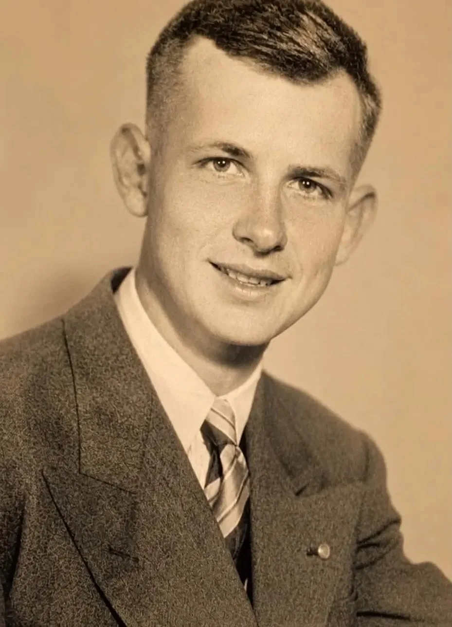 Everett W. Schafer, artilleur de la Task Force Hogan présent à Marcouray, casque marqué « Elma »