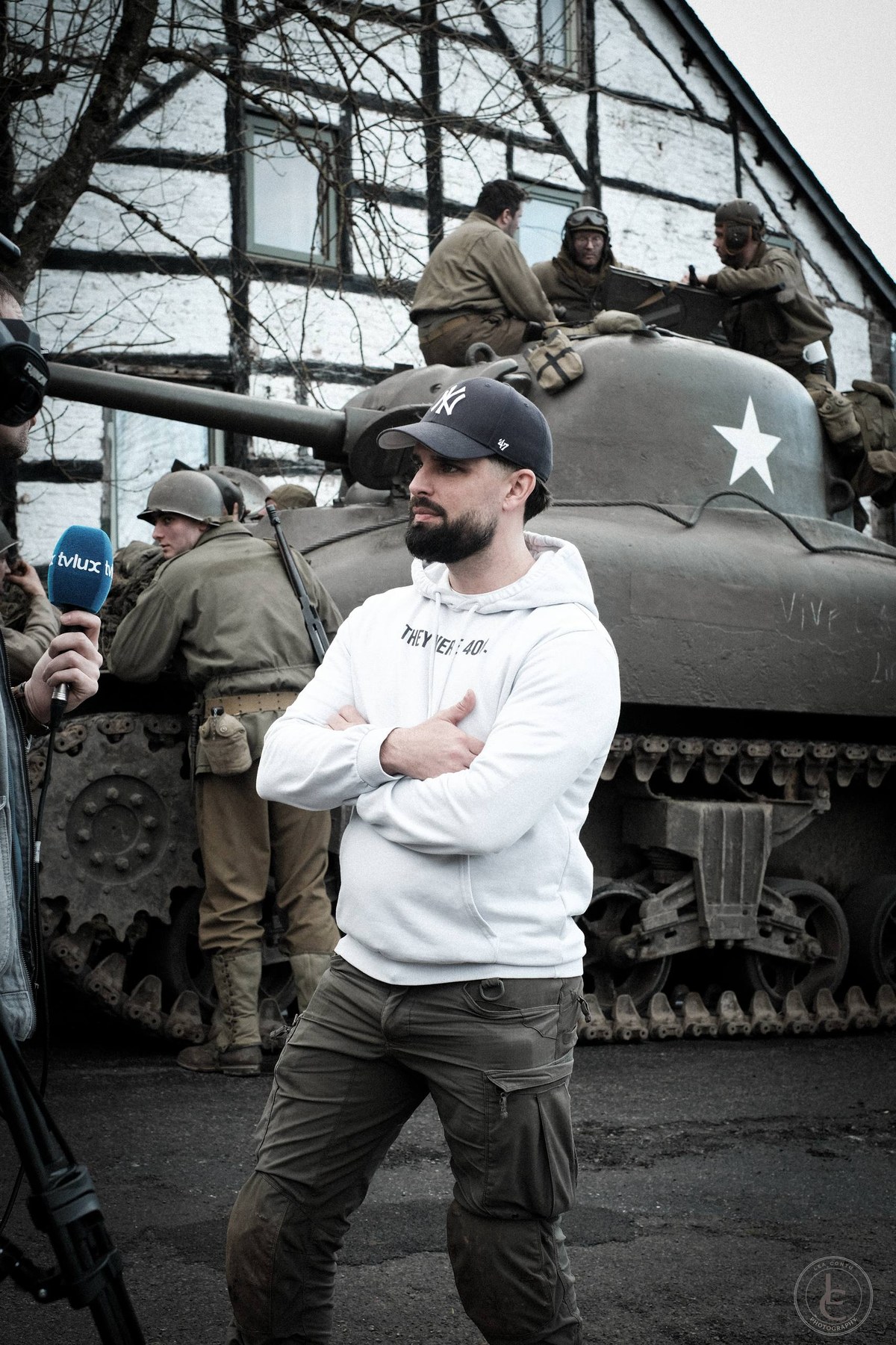 François Janssen interviewé devant un Sherman et des reconstituteurs à Marcouray