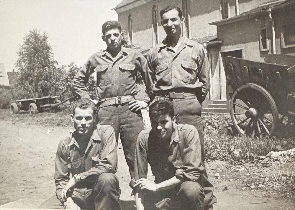 John A. Stewart avec ses camarades