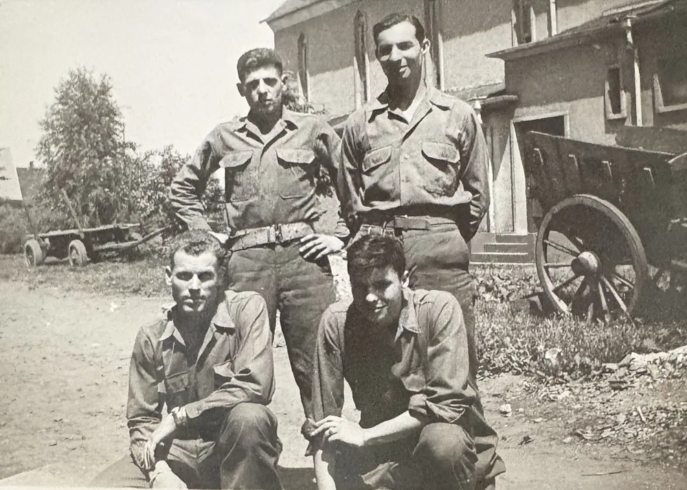 PFC John A. Stewart avec ses camarades de la Task Force Hogan, 33rd Armored Regiment