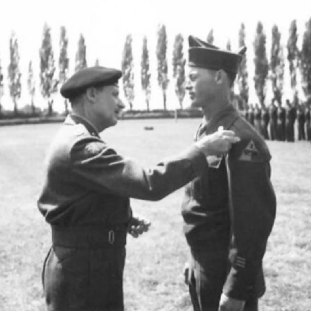 Field Marshal Montgomery décore le S/Sgt Lee Porter pour son rôle dans l'évasion de la Task Force Hogan
