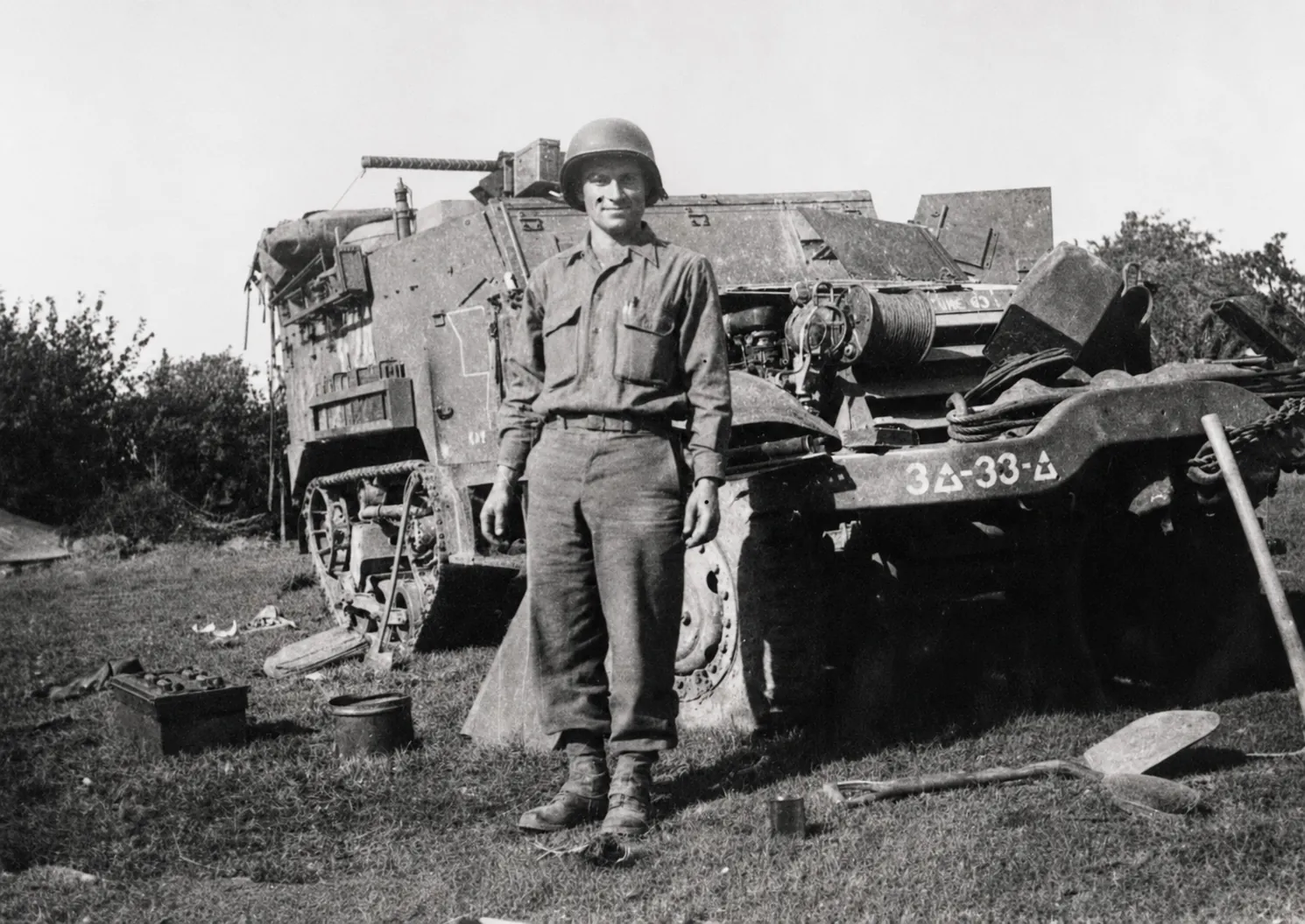 Sergent John Grimes devant son half-track M3 marqué 3△-33-△, 3e division blindée, 33e régiment blindé