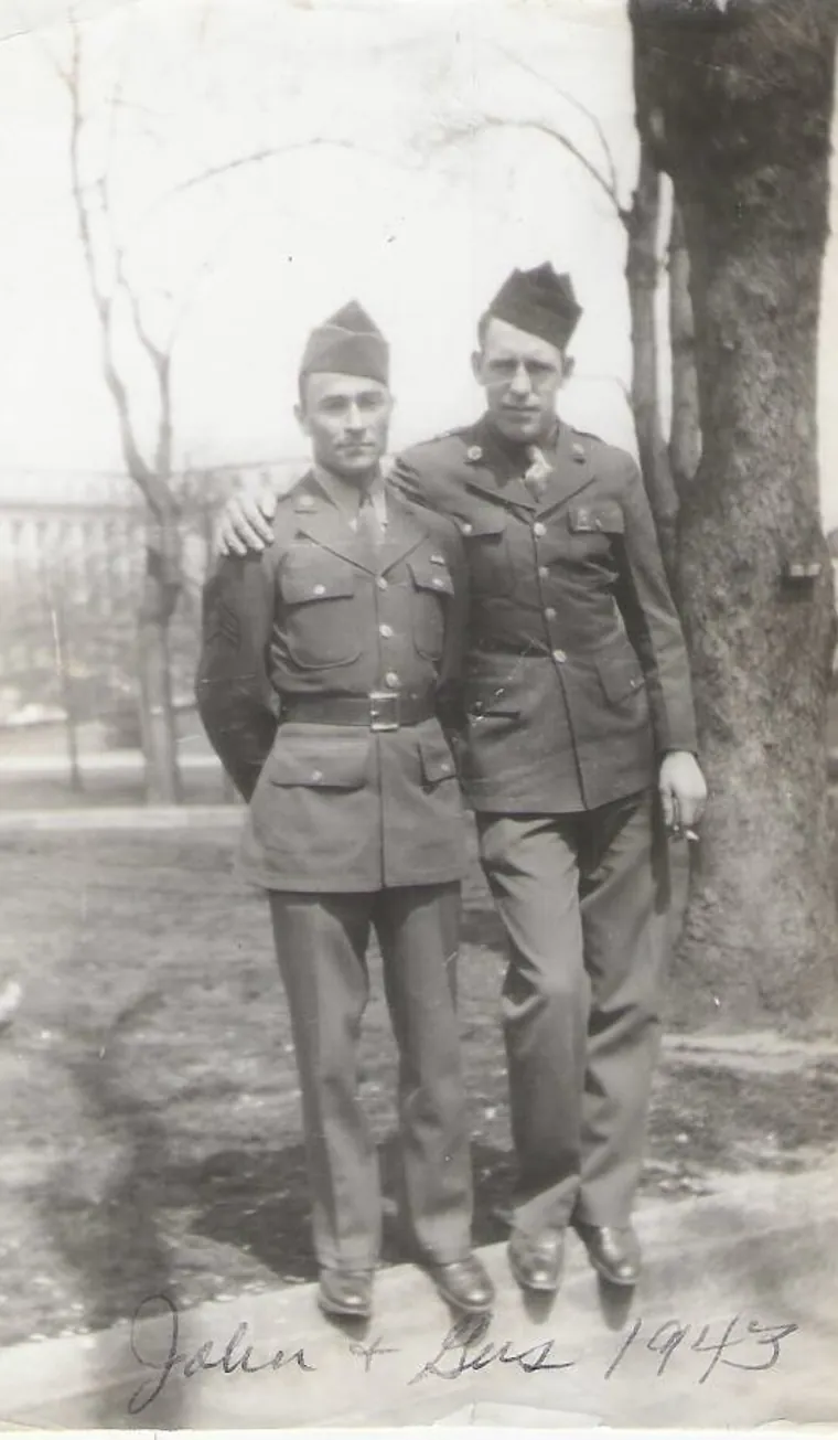John Grimes (à gauche) et son camarade « Gus », photographiés en 1943