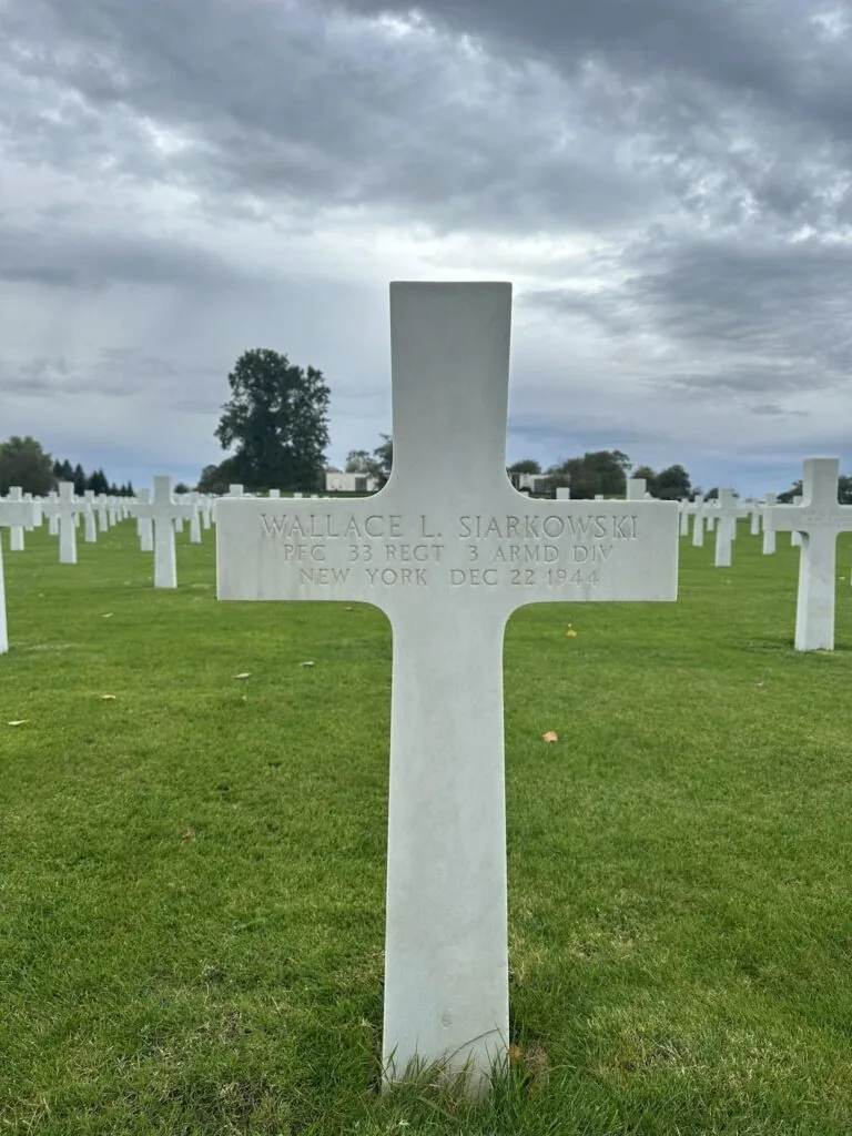 Tombe de PFC Wallace Siarkowski au cimetière américain de Henri-Chapelle, Belgique